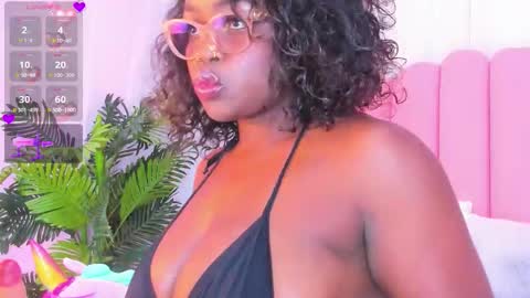 Snapshot of lia_queen18 chatting on 27, 10, 2025 lia_queen18 online show from 27, 10, 2025