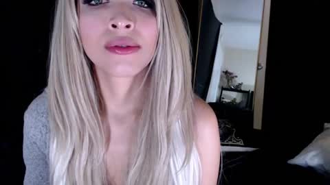 Lia Divina online show from 8, 2, 2025