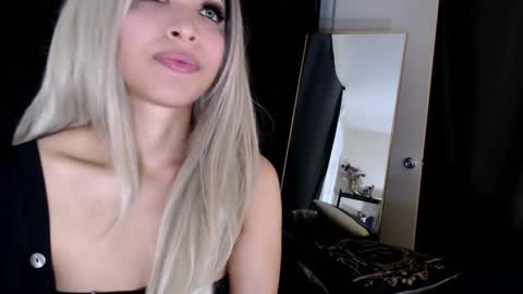 Lia Divina online show from 18, 2, 2025