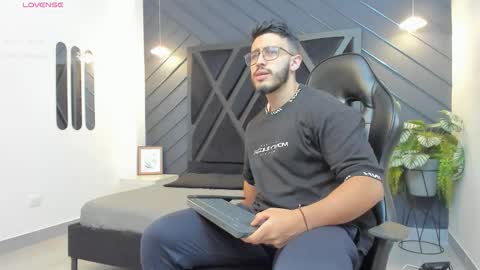 Snapshot of liam_kleiin chatting on 1, 10, 2025 LIAM KLEIN online show from 1, 10, 2025