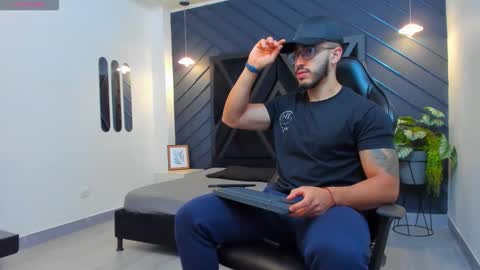 Snapshot of liam_kleiin chatting on 2, 10, 2025 LIAM KLEIN online show from 2, 10, 2025