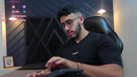 Snapshot of liam_kleiin chatting on 17, 10, 2025 LIAM KLEIN online show from 17, 10, 2025