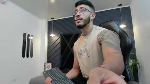 Snapshot of liam_kleiin chatting on 2, 11, 2025 LIAM KLEIN online show from 2, 11, 2025