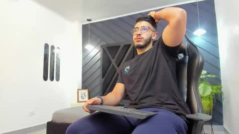 Snapshot of liam_kleiin chatting on 3, 11, 2025 LIAM KLEIN online show from 3, 11, 2025