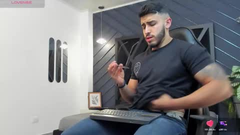 Snapshot of liam_kleiin chatting on 8, 11, 2025 LIAM KLEIN online show from 8, 11, 2025