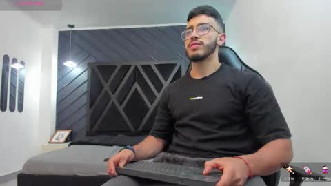 Snapshot of liam_kleiin chatting on 10, 11, 2025 LIAM KLEIN online show from 10, 11, 2025