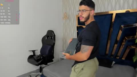 Snapshot of liam_kleiin chatting on 2, 12, 2025 LIAM KLEIN online show from 2, 12, 2025