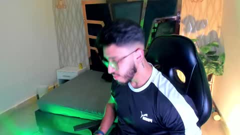 Snapshot of liam_kleiin chatting on 16, 12, 2025 LIAM KLEIN online show from 16, 12, 2025