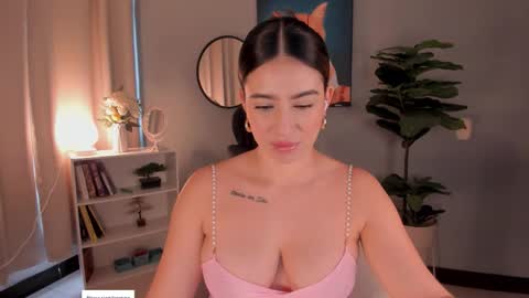 Snapshot of liapearce chatting on 11, 11, 2025 Lia online show from 11, 11, 2025