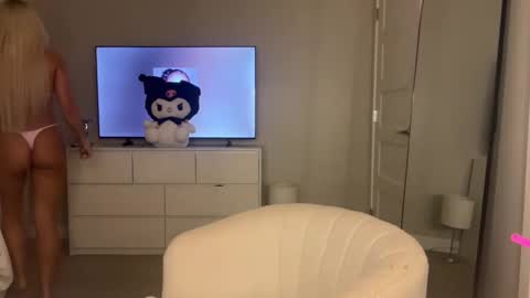 Snapshot of lilbbyliv chatting on 17, 9, 2025 lilbbyliv online show from 17, 9, 2025