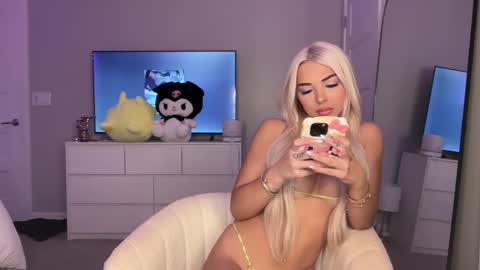 Snapshot of lilbbyliv chatting on 19, 9, 2025 lilbbyliv online show from 19, 9, 2025