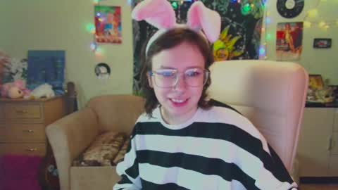 Snapshot of lileyfoxxx chatting on 4, 1, 2025 Lil online show from 4, 1, 2025