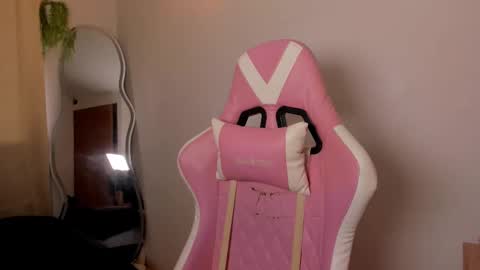 holis soy lily chang no olvides el pulgar arriba es muy importante para mi 3 independent model online show from 7, 3, 2025