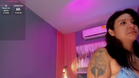 Snapshot of lilian_vergara chatting on 1, 6, 2026 holis soy lily chang no olvides el pulgar arriba es muy importante para mi 3 independent model online show from 1, 6, 2026