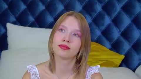 LiliLinn online show from 4, 10, 2025