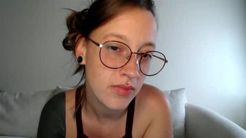 Snapshot of liljbby chatting on 30, 9, 2025 Jay please help me reach 50 thumbs up online show from 30, 9, 2025