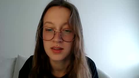 Snapshot of liljbby chatting on 13, 10, 2025 Jay please help me reach 50 thumbs up online show from 13, 10, 2025