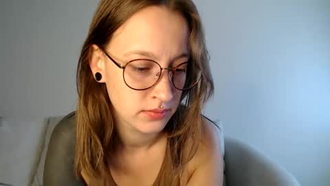 Snapshot of liljbby chatting on 15, 10, 2025 Jay please help me reach 50 thumbs up online show from 15, 10, 2025