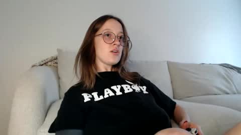 Snapshot of liljbby chatting on 17, 11, 2025 Jay please help me reach 50 thumbs up online show from 17, 11, 2025