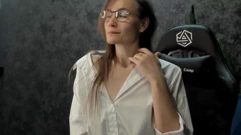 lillian_white1 online show from 5, 10, 2025