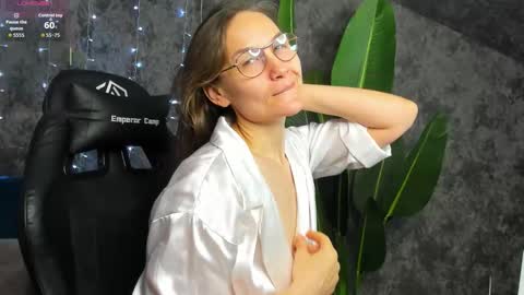 lillian_white1 online show from 6, 1, 2026