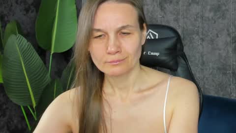 lillian_white1 online show from 6, 4, 2026