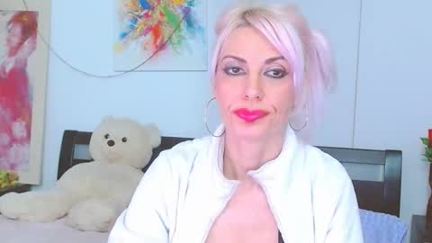 Lara online show from 5, 12, 2025