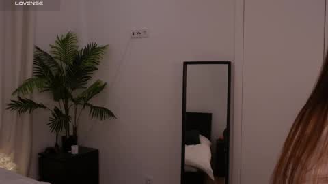 Lilly Colins online show from 16, 1, 2025