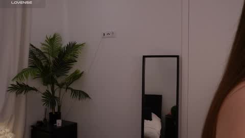 Lilly Colins online show from 17, 1, 2025