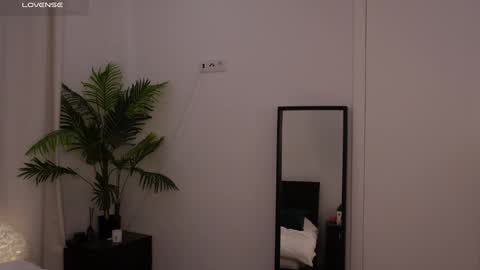 Lilly Colins online show from 19, 1, 2025