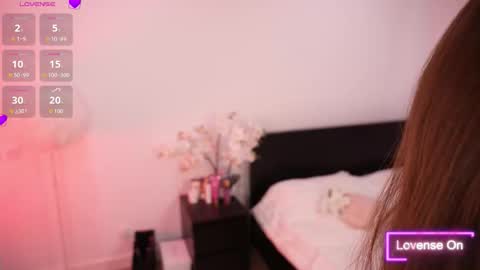 Lilly Colins online show from 25, 9, 2025