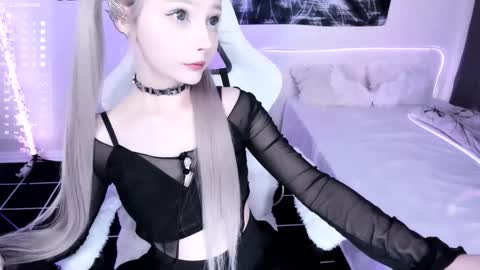 Snapshot of lily_weep chatting on 4, 12, 2025 Lily online show from 4, 12, 2025