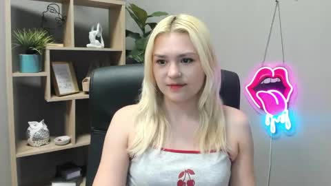 Snapshot of lilysweetxo chatting on 11, 5, 2026 Lily online show from 11, 5, 2026