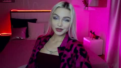 Snapshot of linalirian chatting on 12, 11, 2025 I am Lina online show from 12, 11, 2025