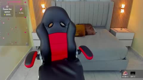  L I N Z I online show from 10, 10, 2025