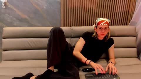 Snapshot of lior_evan chatting on 4, 12, 2025 Lior evan online show from 4, 12, 2025