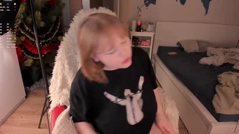 Snapshot of lisalaas chatting on 5, 1, 2025 -Lisa- Help me to reach 100 thumbs up3 online show from 5, 1, 2025