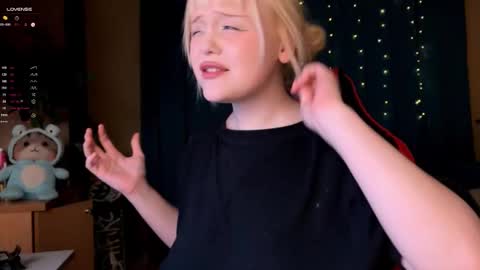 Snapshot of lisalaas chatting on 5, 10, 2025 -Lisa- Help me to reach 100 thumbs up3 online show from 5, 10, 2025