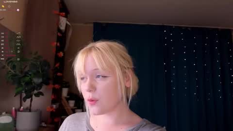 Snapshot of lisalaas chatting on 22, 11, 2025 -Lisa- Help me to reach 100 thumbs up3 online show from 22, 11, 2025