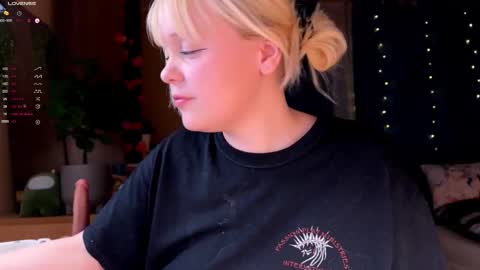 Snapshot of lisalaas chatting on 14, 12, 2025 -Lisa- Help me to reach 100 thumbs up3 online show from 14, 12, 2025