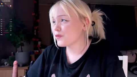 Snapshot of lisalaas chatting on 16, 12, 2025 -Lisa- Help me to reach 100 thumbs up3 online show from 16, 12, 2025