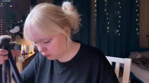 -Lisa- Help me to reach 100 thumbs up3 online show from 29, 3, 2026