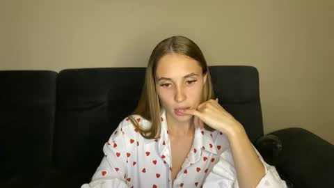 Snapshot of litle_girl05 chatting on 9, 10, 2025 LUNA online show from 9, 10, 2025