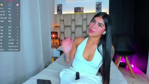 Sophie ---- connected from 1400 to 2100 Colombia time online show from 19, 4, 2026