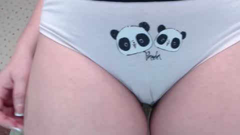 Snapshot of little_pearl_ chatting on 23, 10, 2025 Adaline online show from 23, 10, 2025