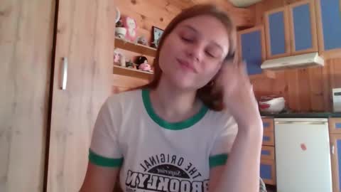 little_shygirl_ online show from 14, 9, 2025