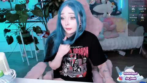 Riza Riri Puff  online show from 7, 12, 2024