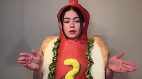 Snapshot of littlesugarpea chatting on 31, 10, 2025 Little Sugar Pea  online show from 31, 10, 2025