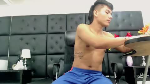 littletommy01 online show from 12, 2, 2025