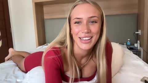 Snapshot of livslifee chatting on 4, 12, 2025 olivia online show from 4, 12, 2025